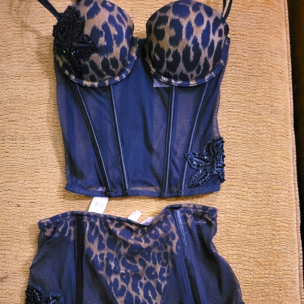 VICTORIAS SECRET corset and garter panty. Garter pantry NWT and corset worn once